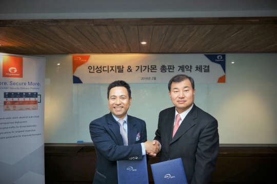 이인영 인성디지탈 대표(오른쪽)와 정윤연 기가몬코리아 지사장(왼쪽)이 트래픽 가시성 솔루션에 대한 총판계약을 체결한 뒤 기념촬영을 하는 모습. 인성디지탈 제공